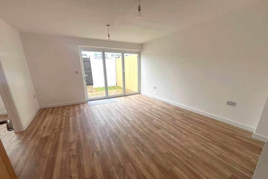 Property photo 3 of 11 Picture No. 15