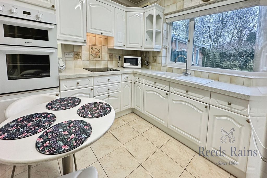 Property photo 3 of 15 Kitchen