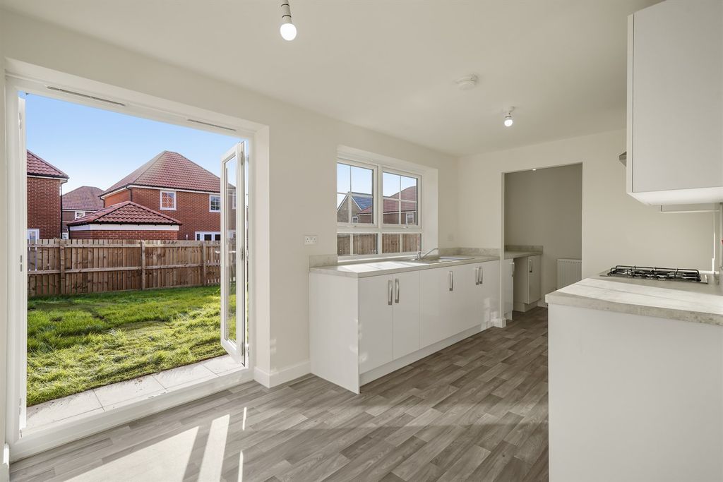 Property photo 3 of 10 Kitchen