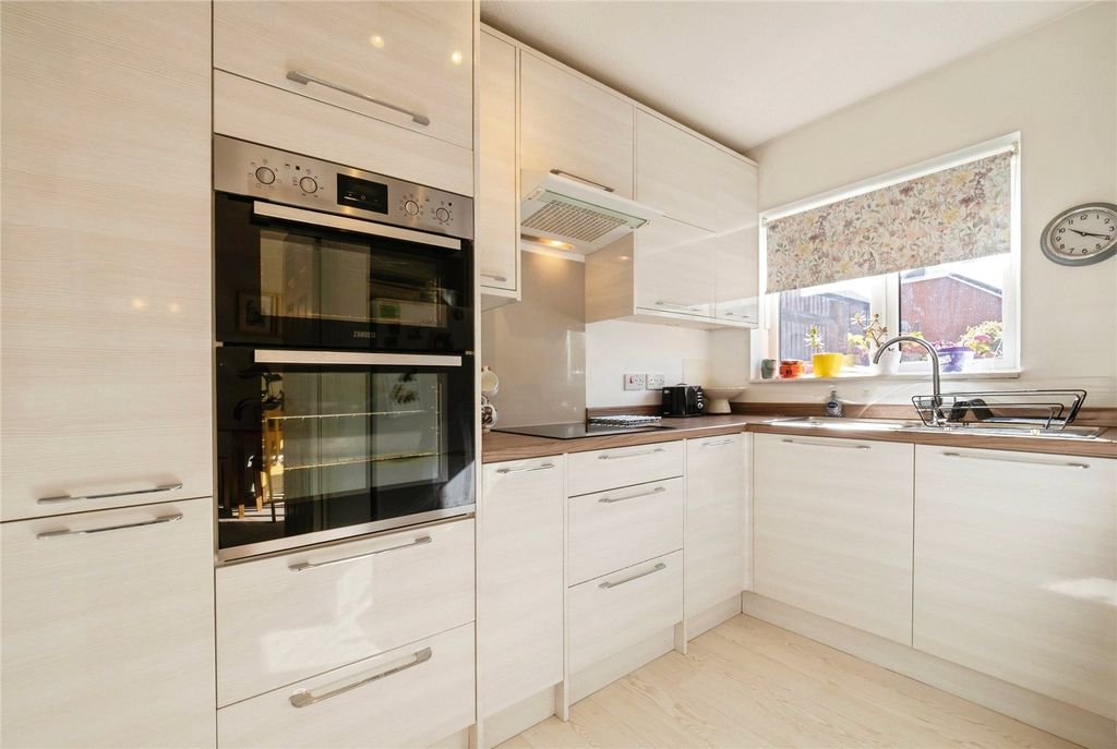 Property photo 2 of 11 Kitchen