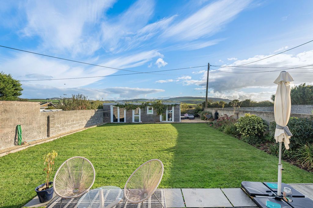 Property photo 2 of 33