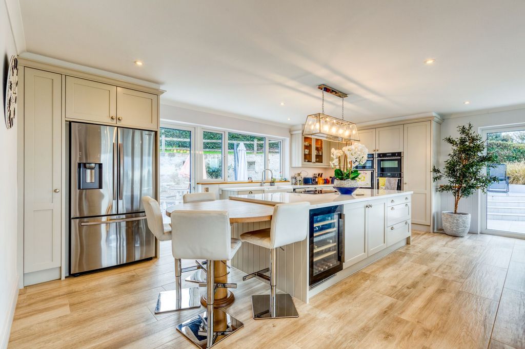 Property photo 3 of 47