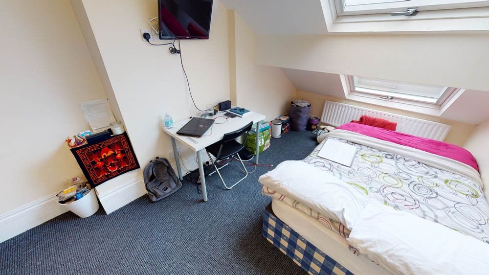 Property photo 1 of 5 Bright, Neatly Presented Double Bedroom With Slope...