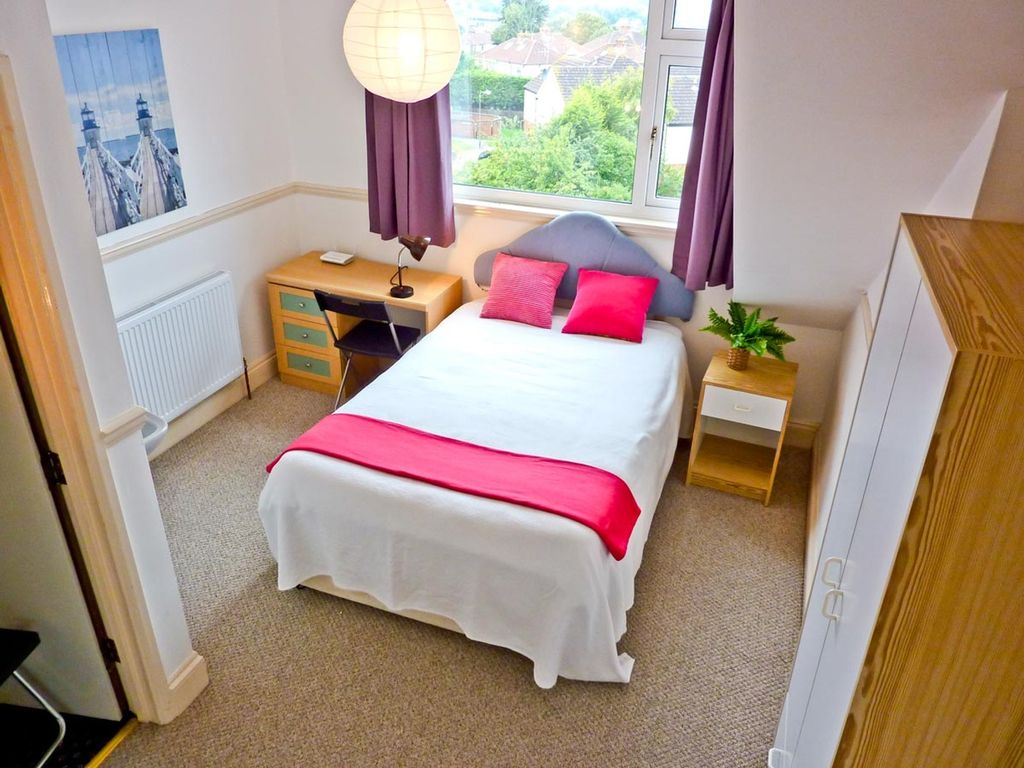 Property photo 2 of 10 This Charming Double Bedroom Features A Comfortabl...
