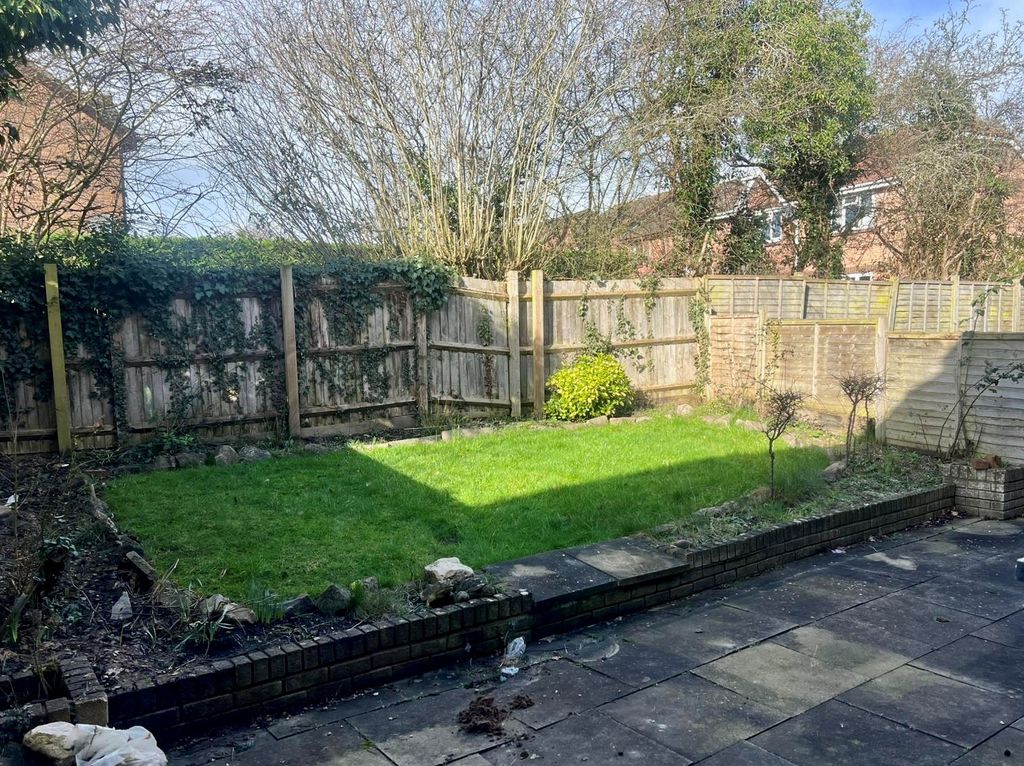 Property photo 2 of 17 Newbarriegarden