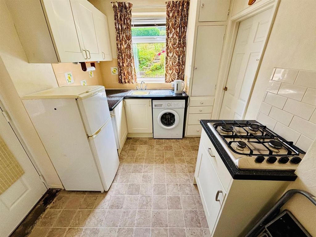 Property photo 3 of 21 Fitted Kitchen: