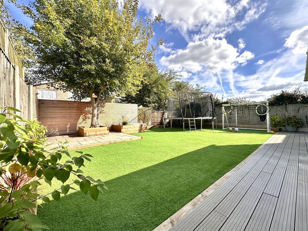 Property photo 3 of 24 Low-Maintenance Garden 320