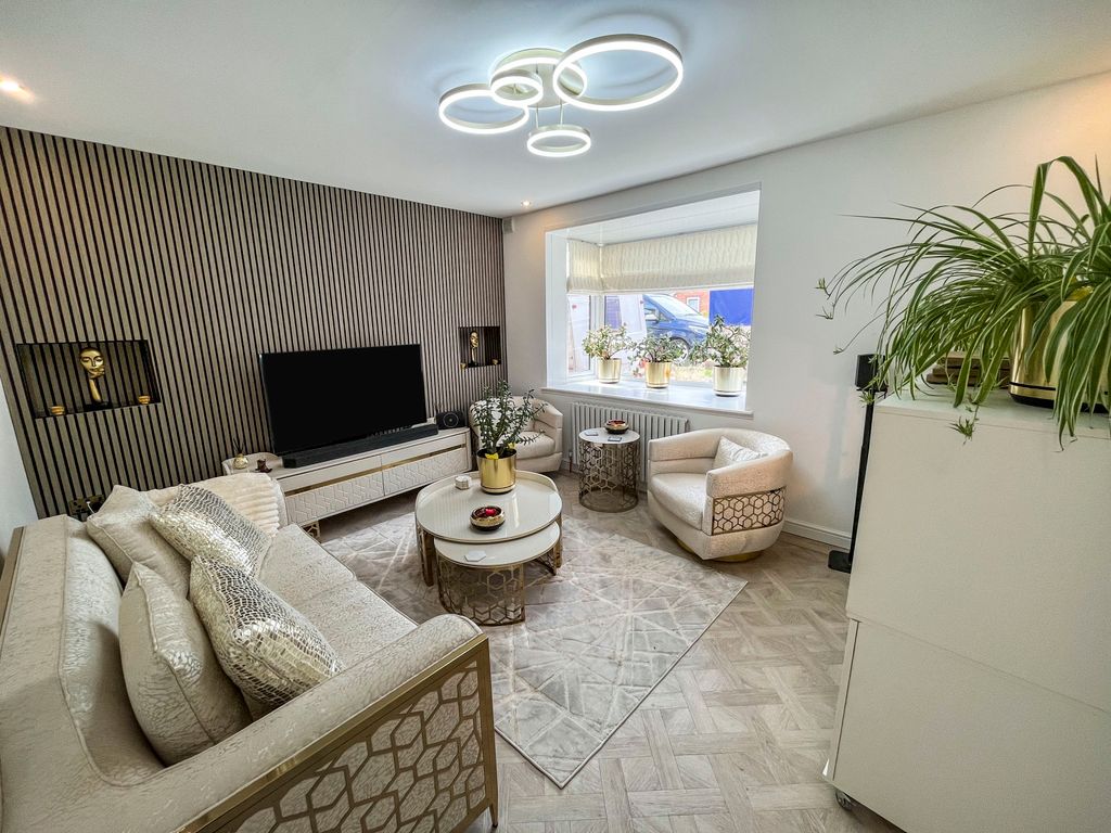 Property photo 3 of 19 Lounge