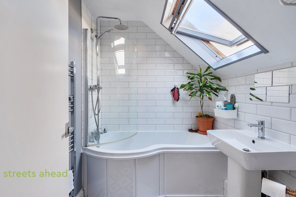 Property photo 2 of 16 0E5Cde45-0Df1-4F8...