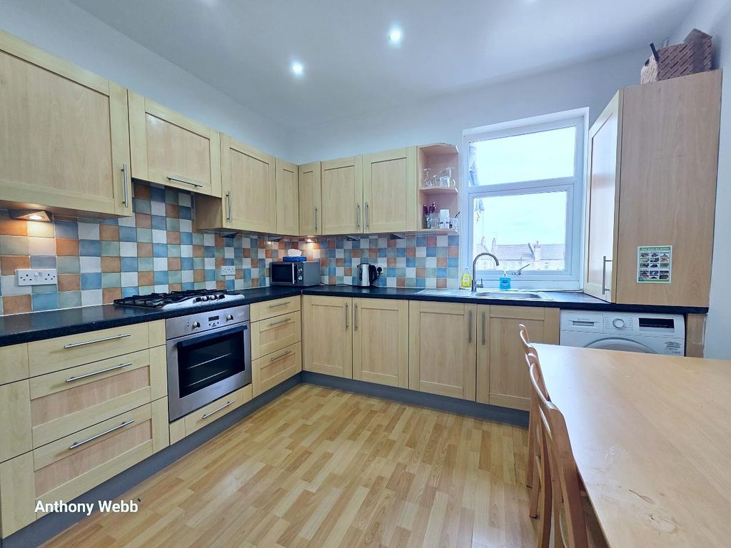 Property photo 2 of 11 Kitchen