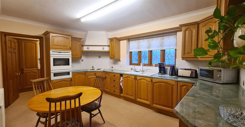 Property photo 2 of 21 Kitchen / Diner