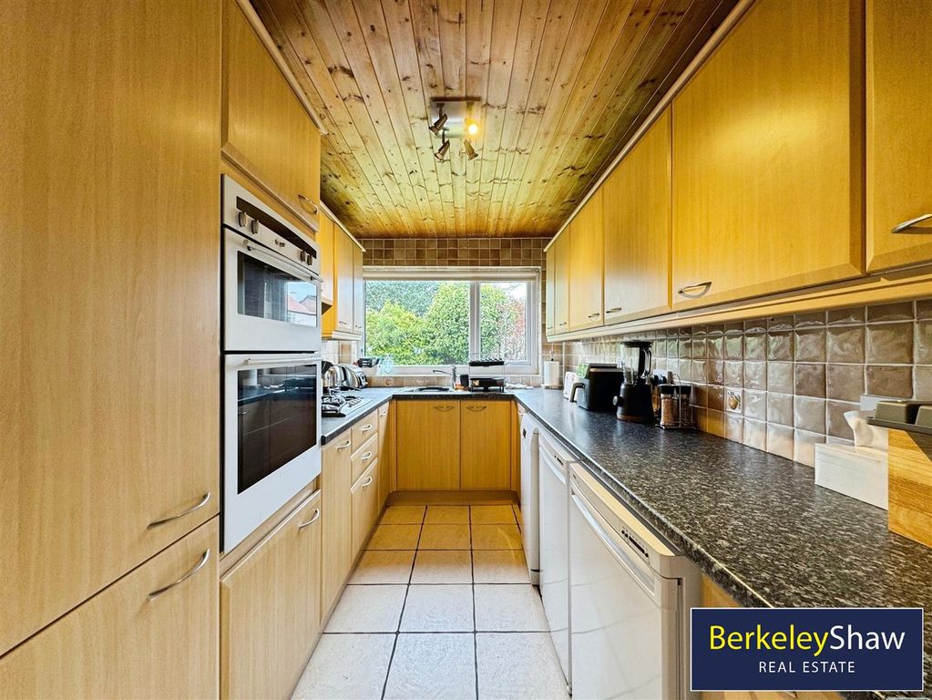Property photo 3 of 19 Kitchen