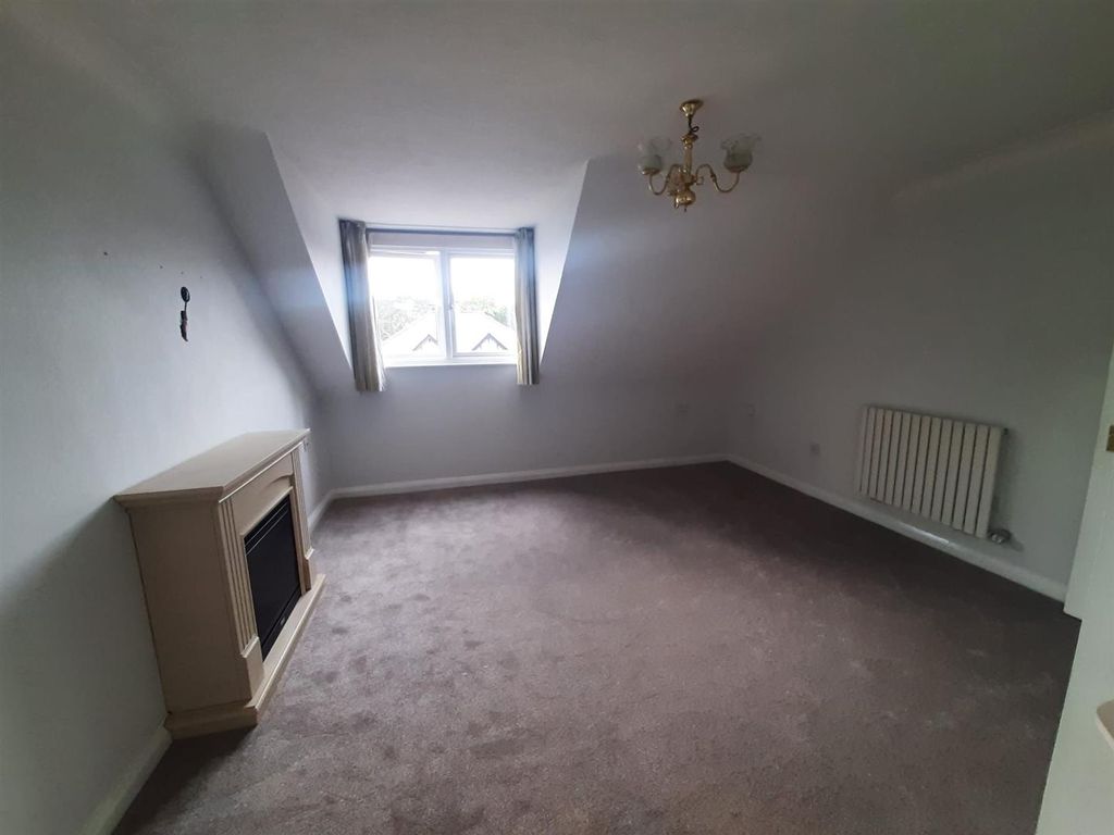 Property photo 3 of 8 Lounge