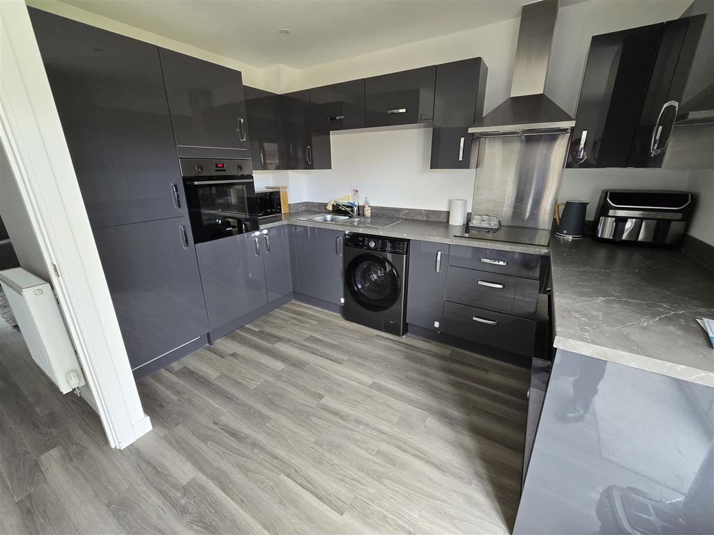 Property photo 3 of 16 Kitchen Area