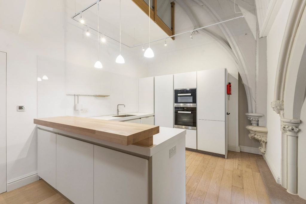 Property photo 3 of 11 Kitchen