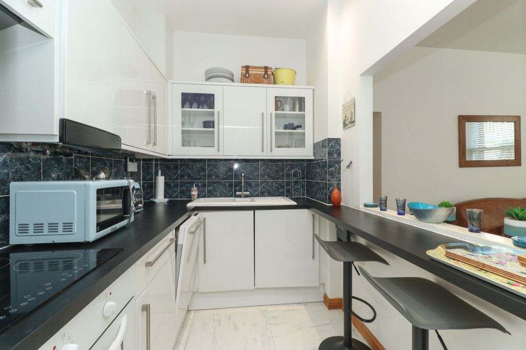 Property photo 3 of 12 Picture 3