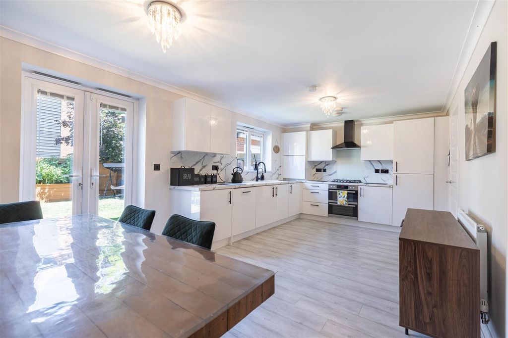Property photo 2 of 21 825A4619-Hdr.Jpg