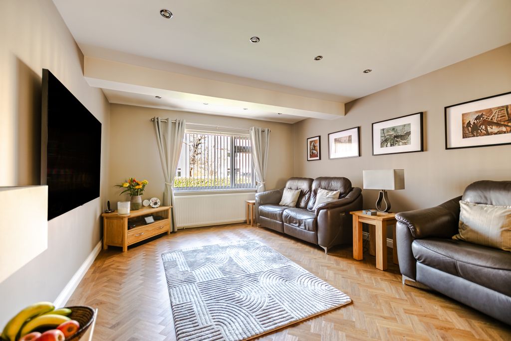 Property photo 2 of 27 Lounge1