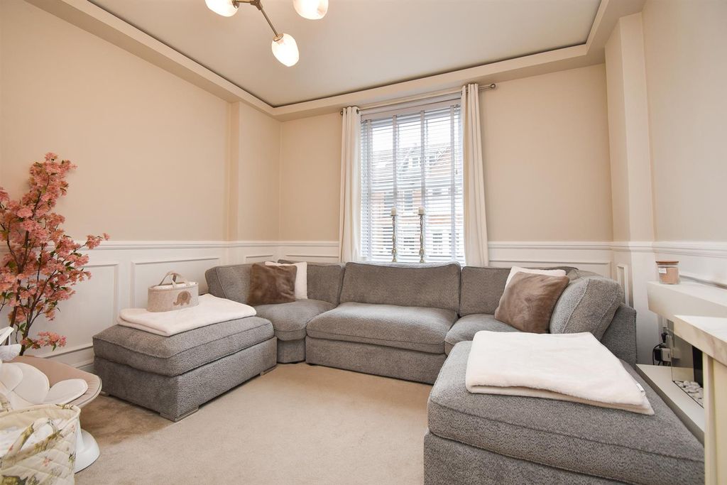 Property photo 2 of 11 Living Room