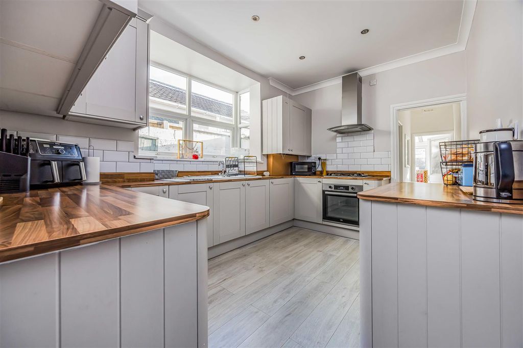 Property photo 2 of 19 30 Wymering Road, Copnor-Small-Porticomarketing-So