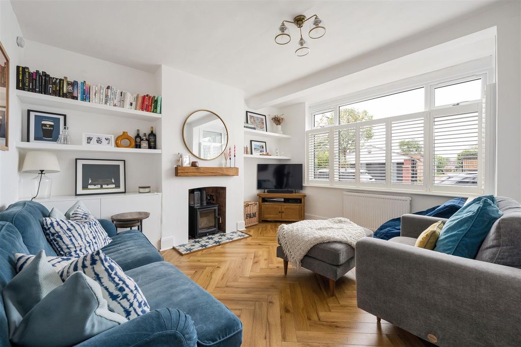 Property photo 2 of 24 Overton Road, E10