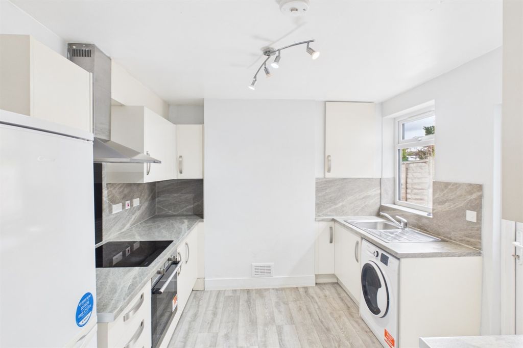 Property photo 3 of 11 Kitchen