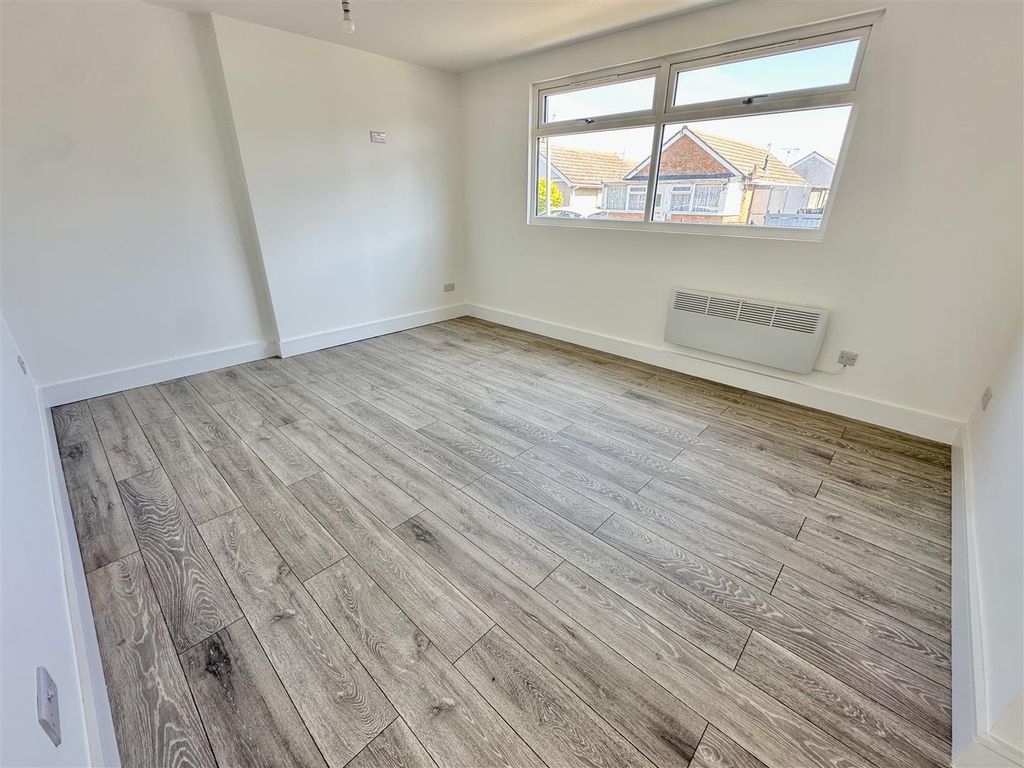 Property photo 2 of 11 Lounge