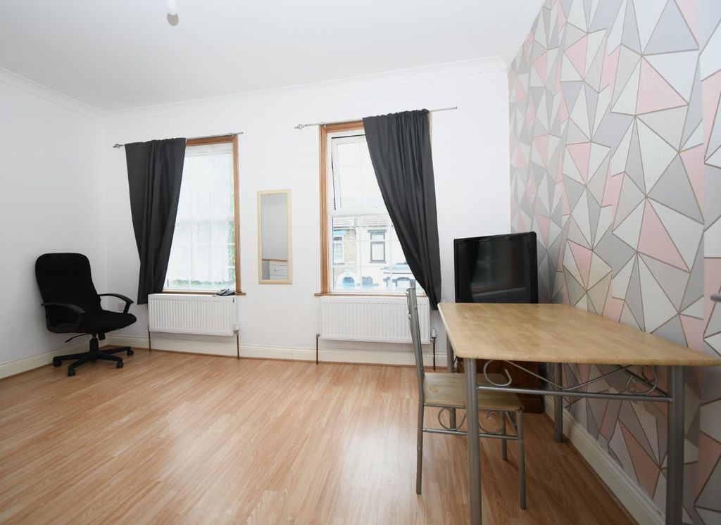 Property photo 3 of 8 1070523