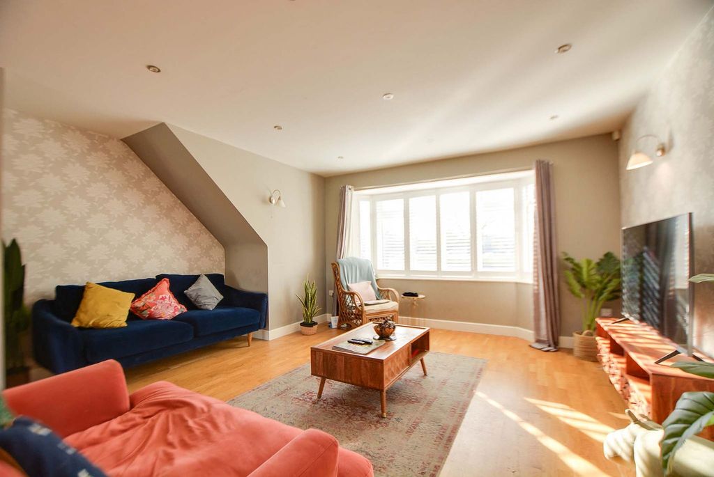 Property photo 2 of 21 Lounge Area