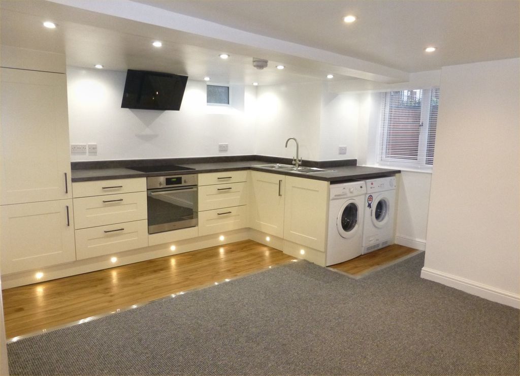 Property photo 1 of 6 Kitchen (Main)