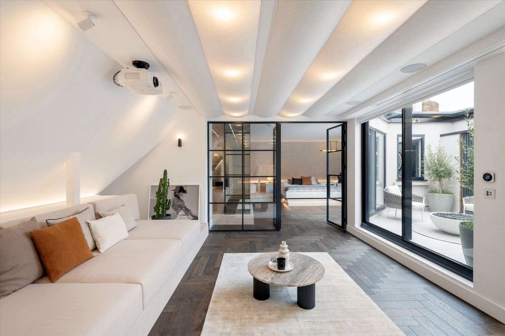 Property photo 2 of 18 Image