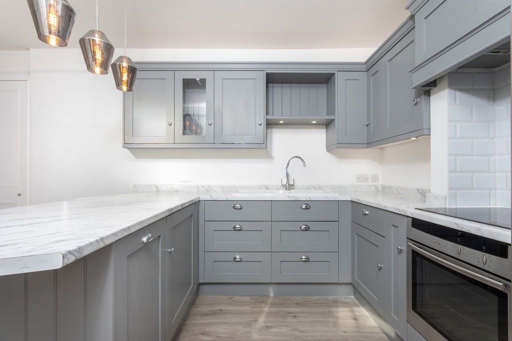 Property photo 2 of 33