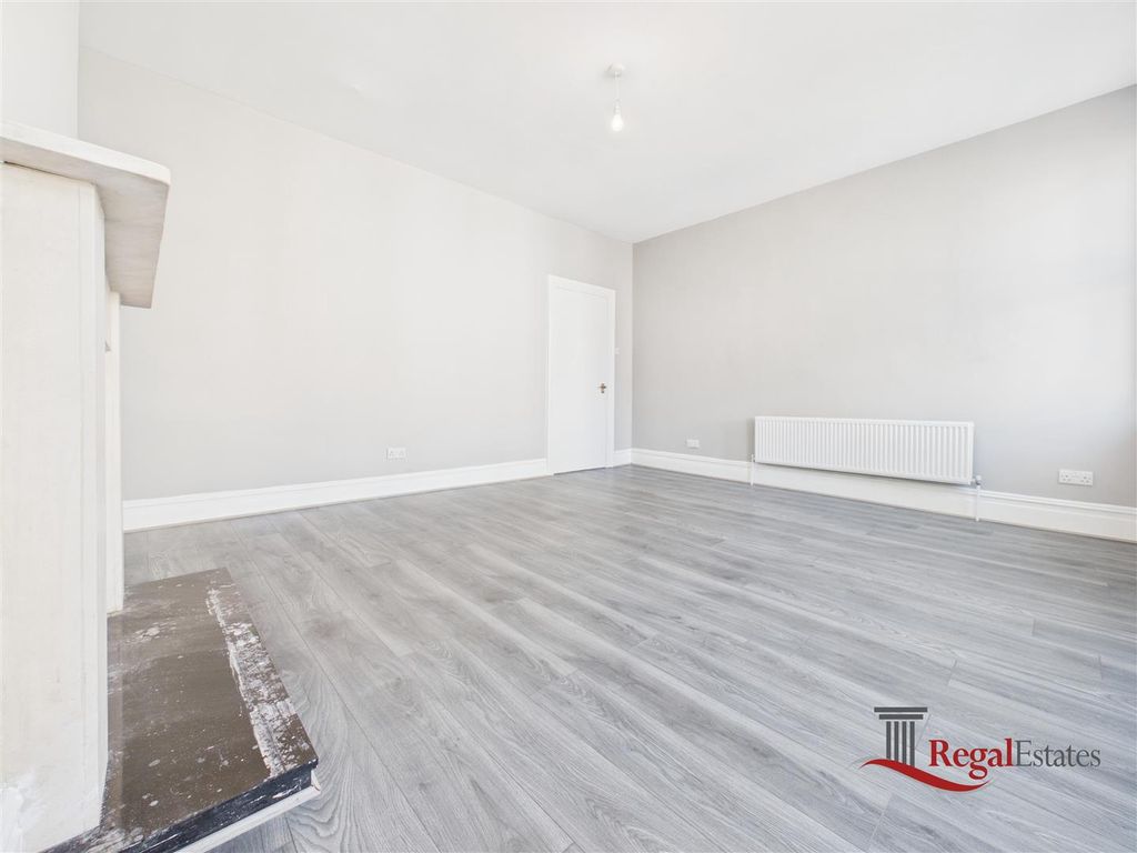 Property photo 3 of 19 Cam02489G0-Pr0307-Still003.Jpg