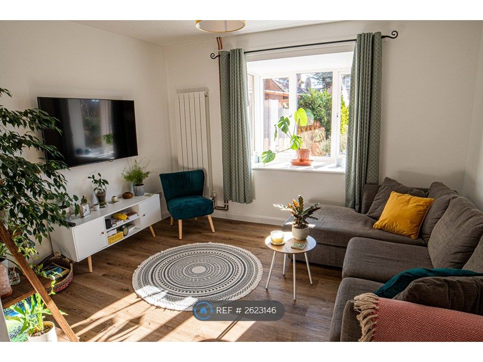 Property photo 1 of 11 Spacious Living Room