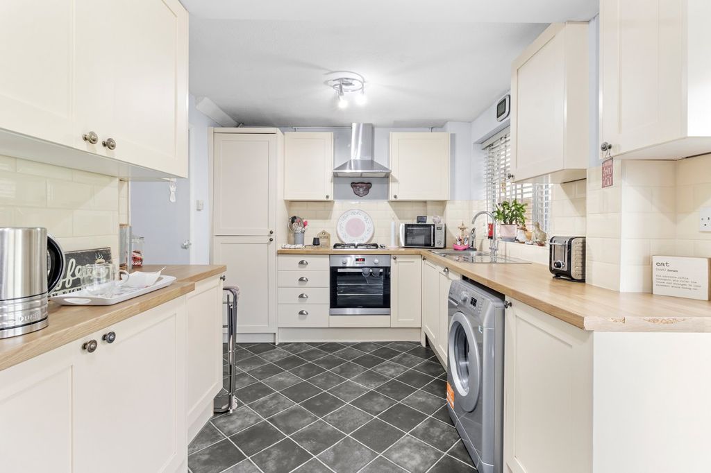 Property photo 2 of 25