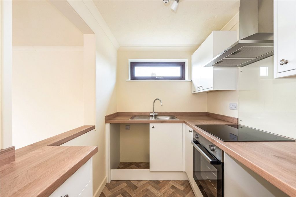 Property photo 3 of 10 Kitchen