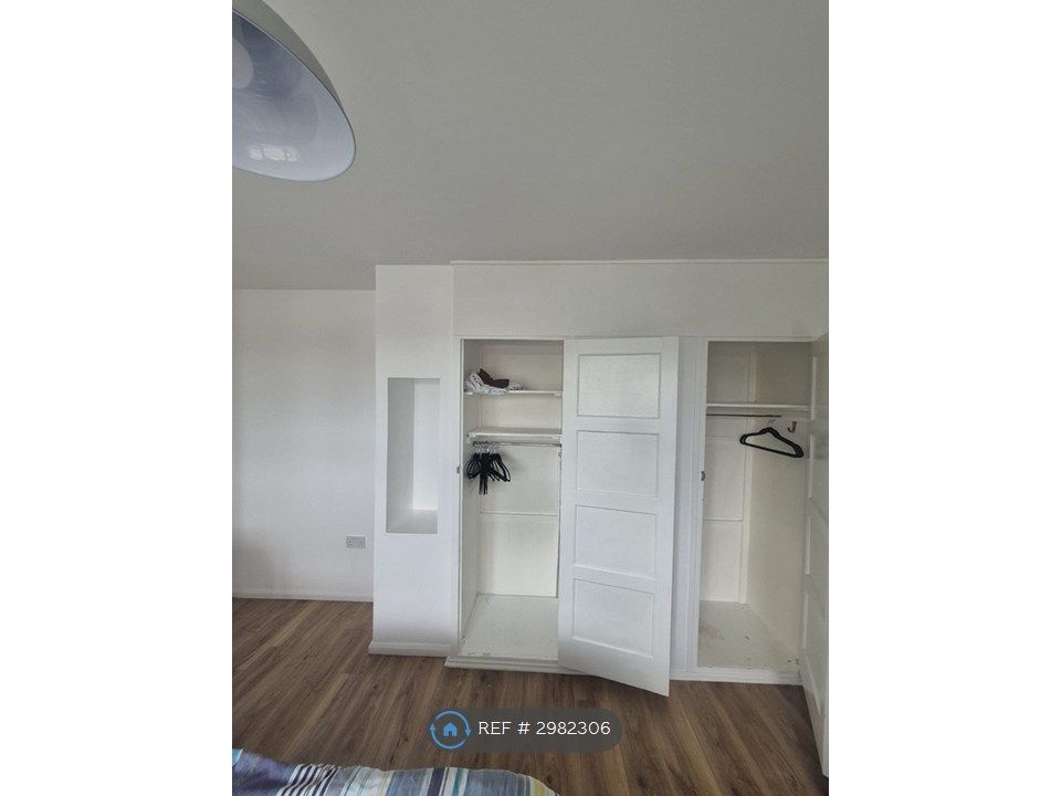 Property photo 3 of 15 Room 2 Wardrobe