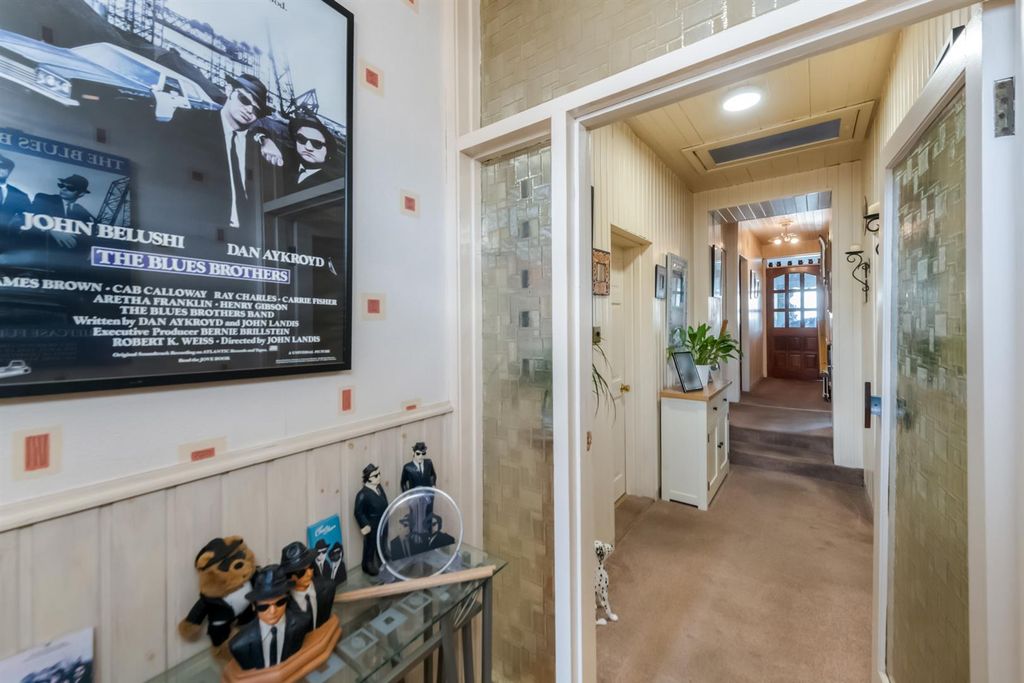 Property photo 2 of 27 Entrance Vestibule