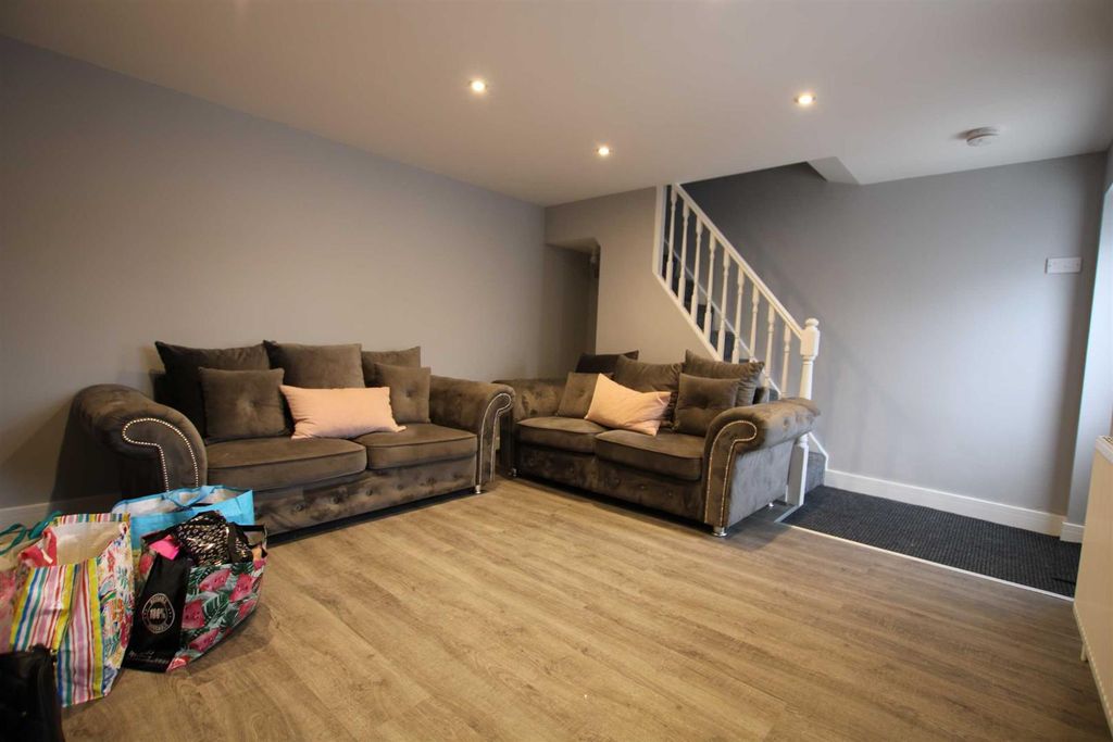 Property photo 2 of 12 Entrance / Living Room: