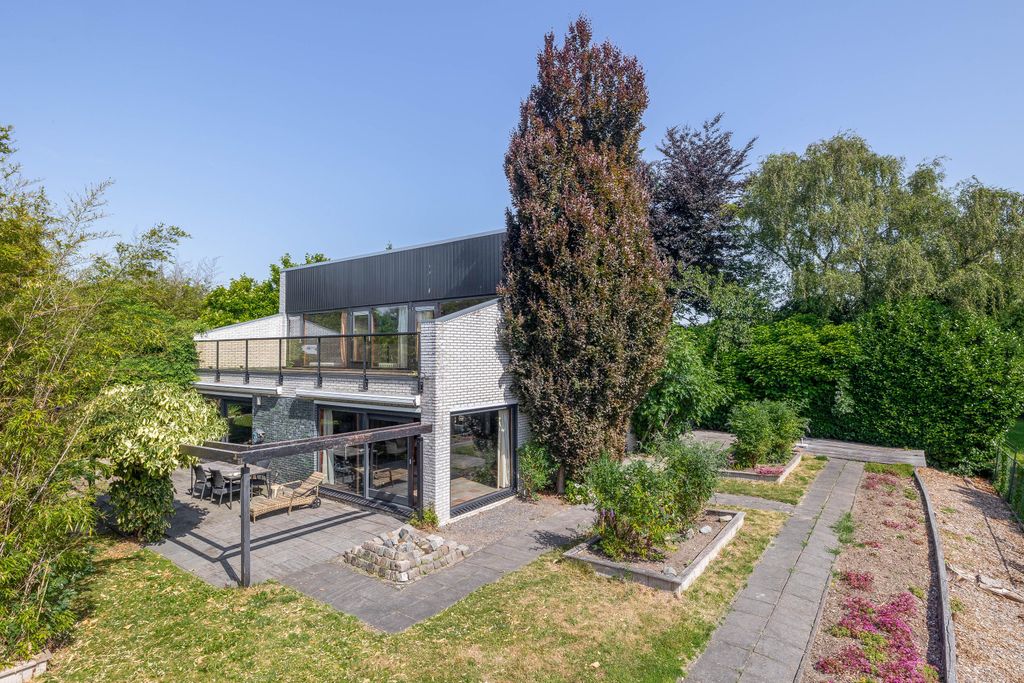 Property photo 3 of 81