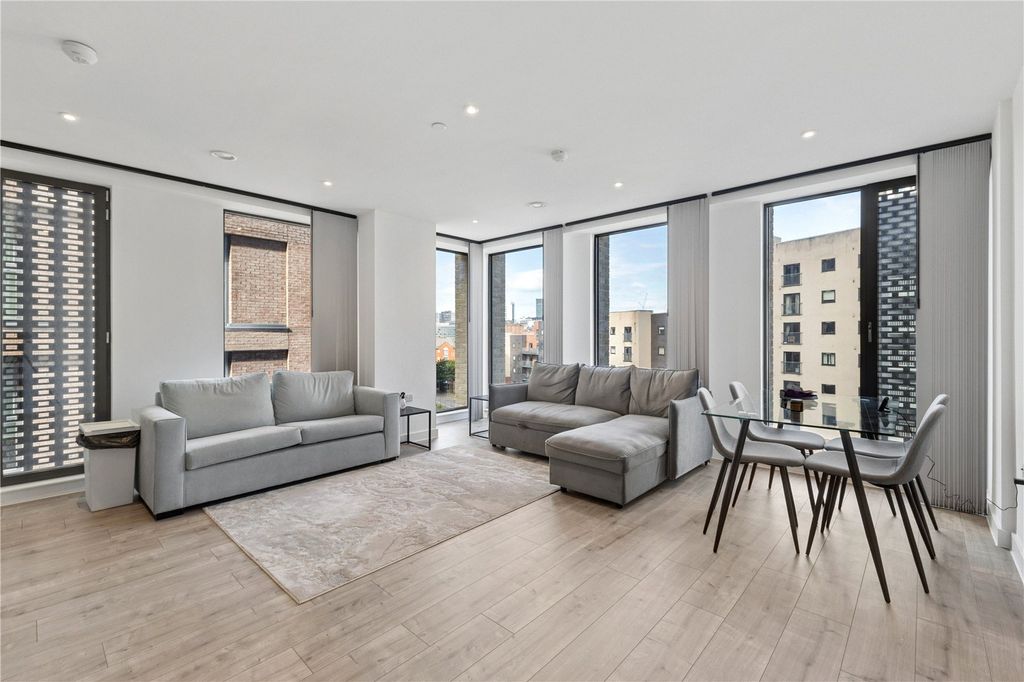 Property photo 1 of 16 Lounge