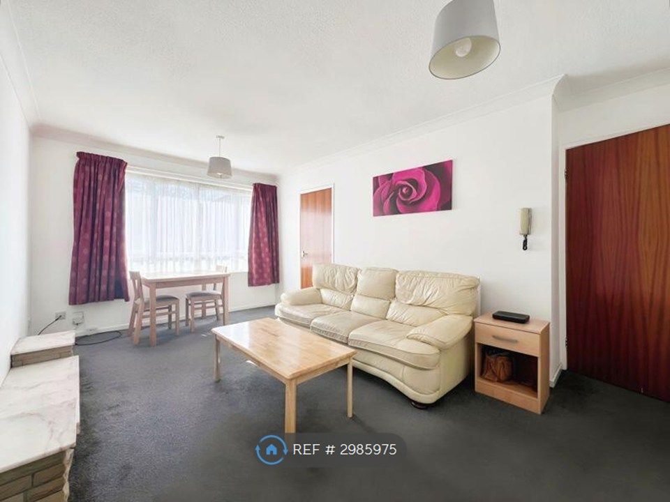 Property photo 3 of 9 Lounge