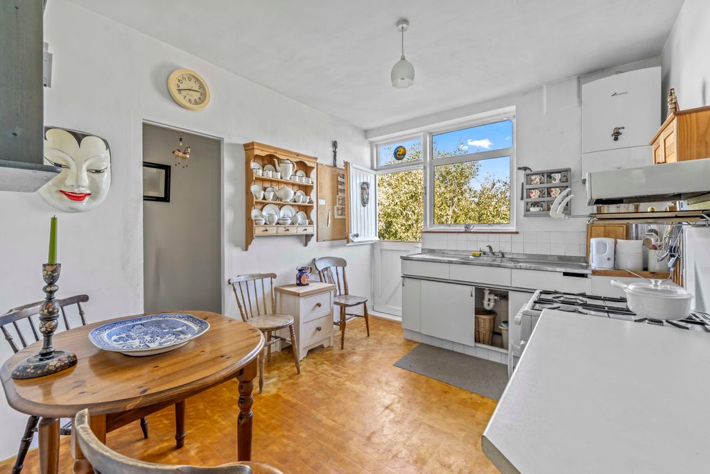 Property photo 2 of 13 90 Clifden Court Tw1-5