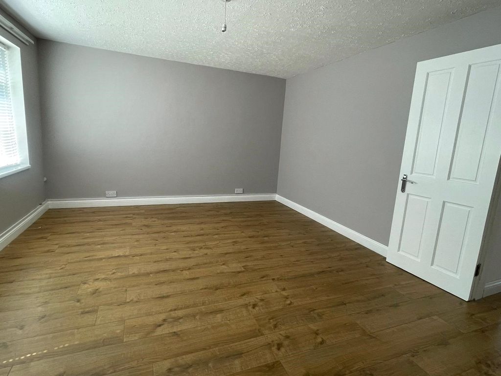 Property photo 2 of 9 Picture No. 11
