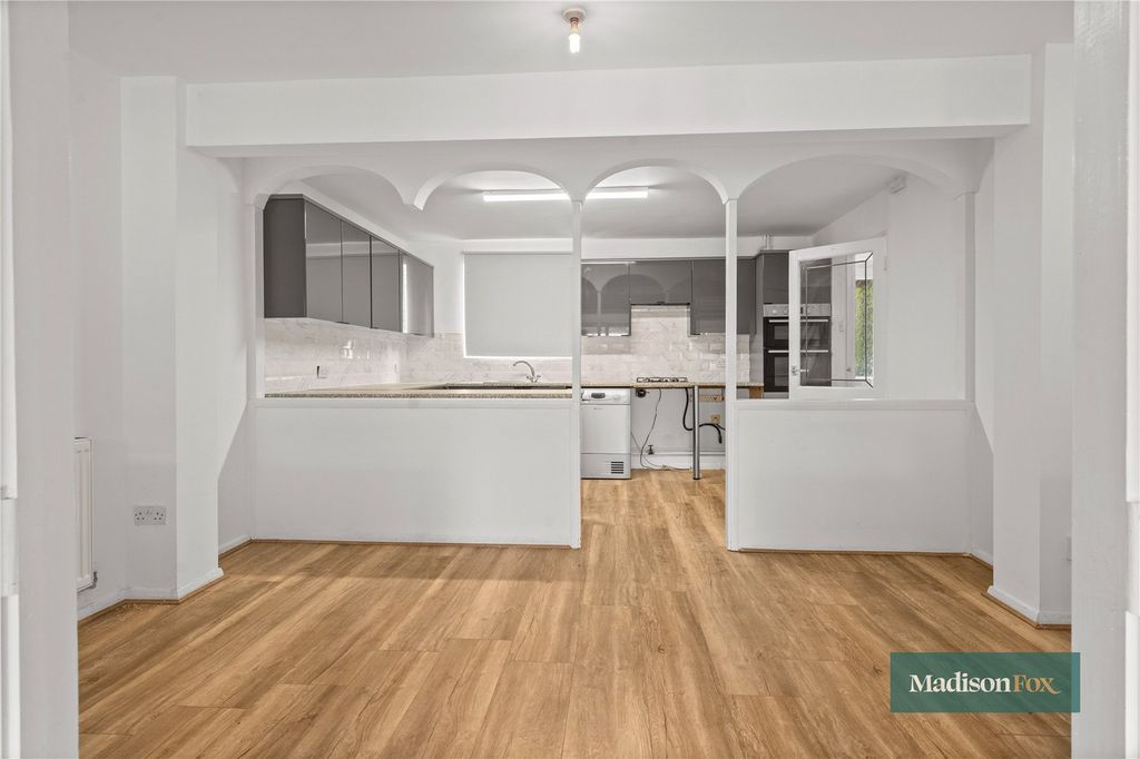 Property photo 3 of 19 Picture No. 04