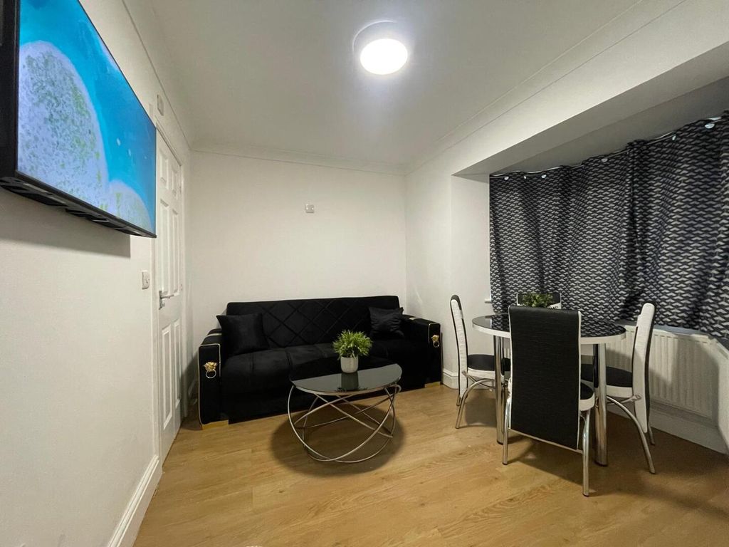 Property photo 1 of 10 Living Room