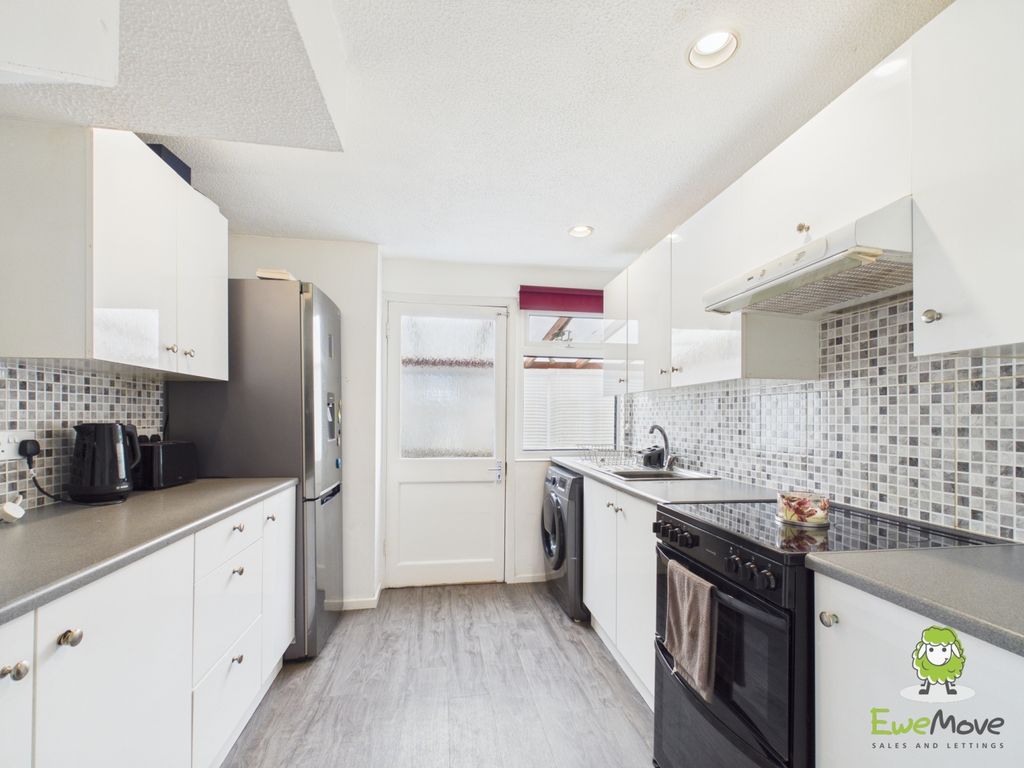 Property photo 2 of 14 Ewemove Estate Agents Basingstoke - Baird Av