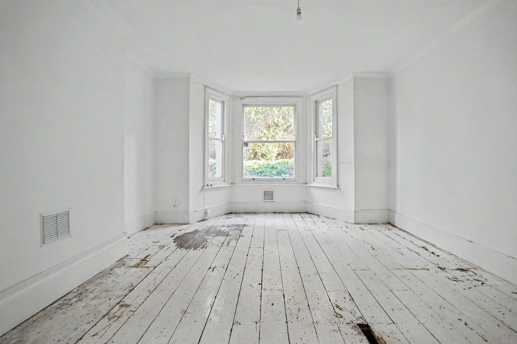 Property photo 3 of 18 Flat 1 Marshall House, 2 Dorncliffe Road, London, Sw6 5Lf