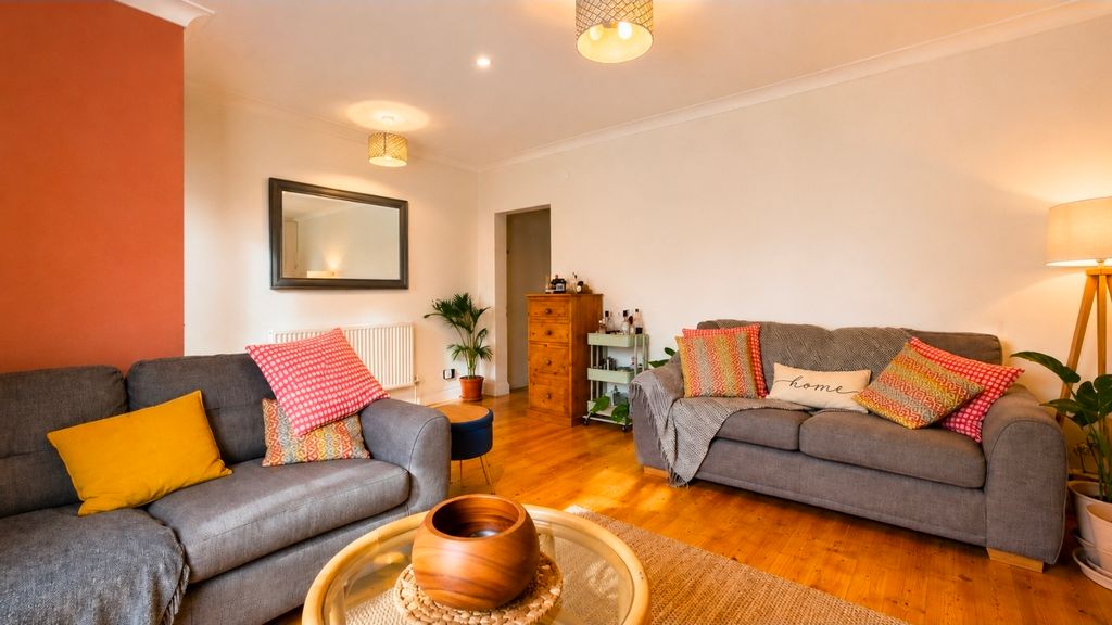 Property photo 3 of 11 Lounge