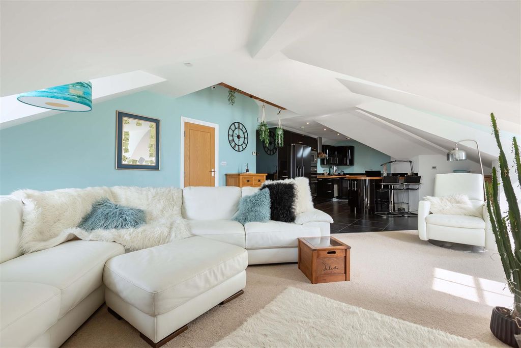 Property photo 2 of 16 West Mansions_20.Jpg